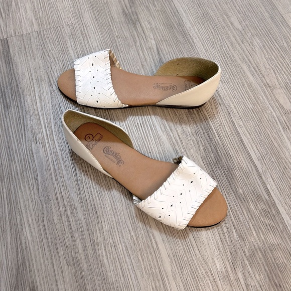 COASTERS genuine leather women’s white flat sandals shoes. GUC. - Picture 5 of 6